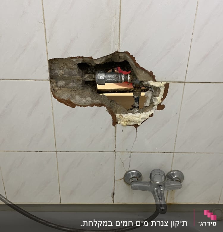 צנרת חשופה בקיר אמבטיה עם ברזים